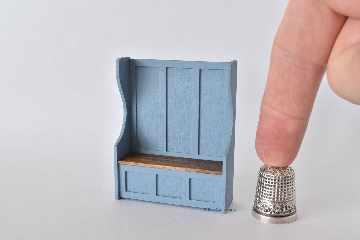 Settle with Storage – Blue Painted Finish 24th scale